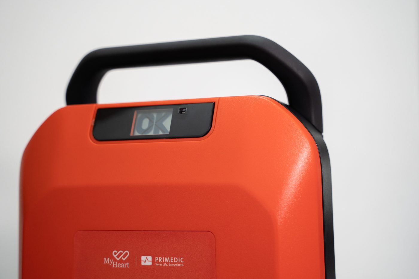 MyHeart Primedic S-Series AED carry handle and status screen