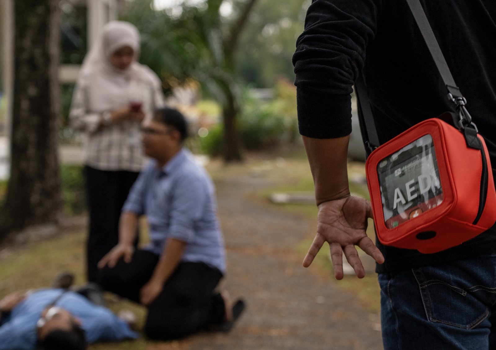 Rescuer carrying the MyHeart Primedic P-Series AED in its carry bag to a casualty