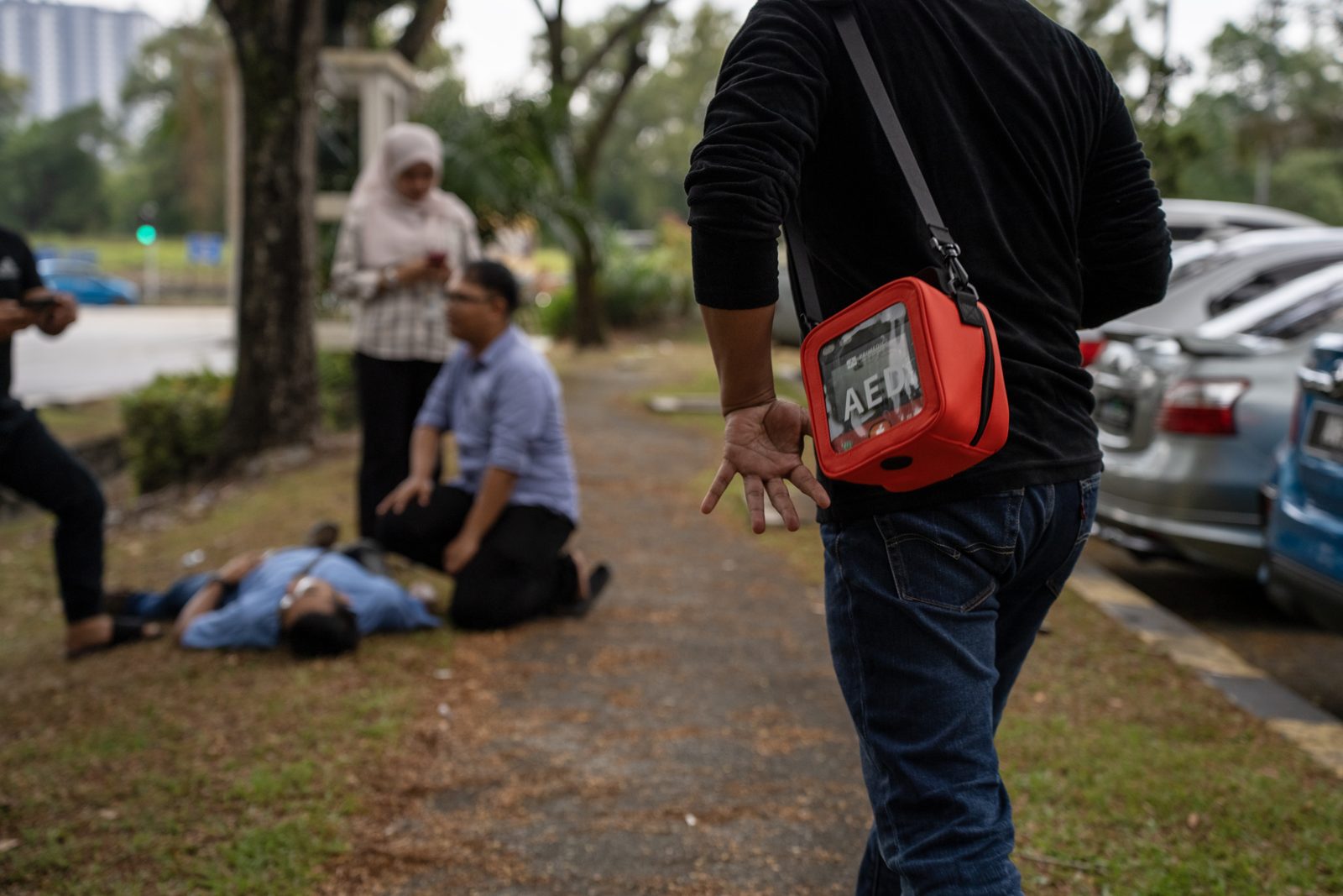 Rescuer carrying the MyHeart Primedic P-Series AED in its carry bag to a casualty